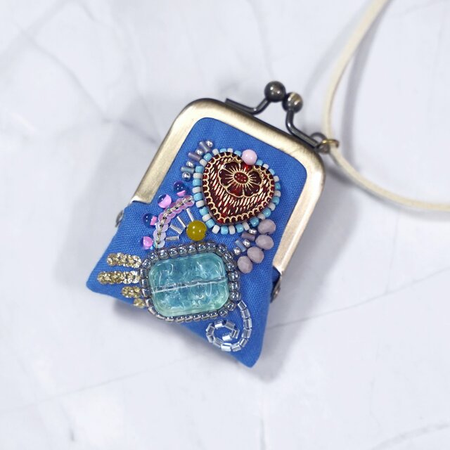 小さなビーズ刺繍のがま口 No.105｜ロイヤルブルー×ガーゼ｜ネックレス