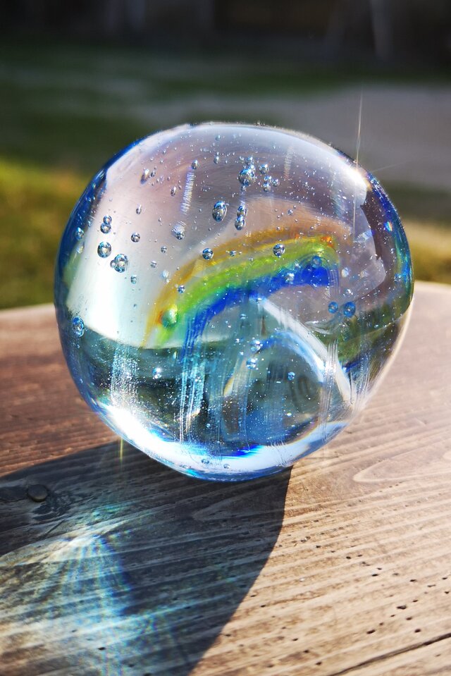 煙水晶　虹色　ペーパーウェイト 雨と晴れの間の虹と家 ペーパーウエイト | iichi 日々の暮らしを