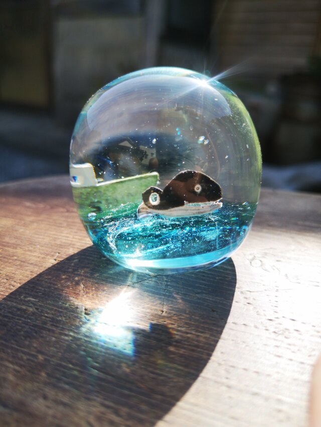 海のペーパーウエイト くじらと船 | iichi 日々の暮らしを心地よくする 