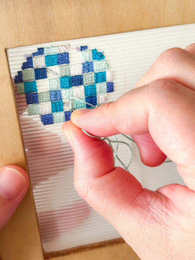 絽ざし刺繍ブローチ 水のしらべ 市松文様 ｜ 国産絹糸 手刺繍の和