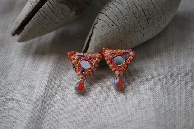 三角ミラー刺繍ピアス しずくビーズ orange | iichi 日々の暮らしを