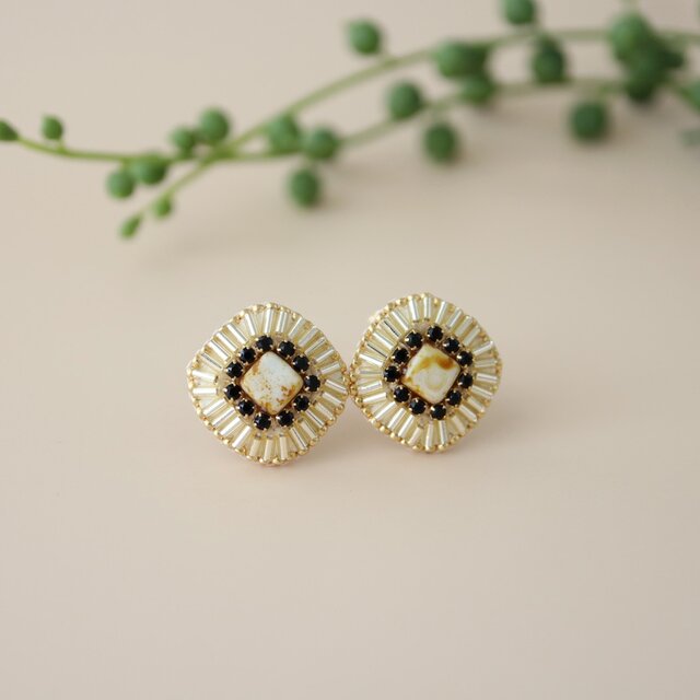 スクエアビーズ刺繍ピアス（ブラウンマーブル） | iichi 日々の暮らし