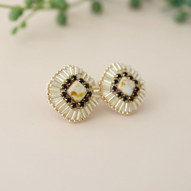 スクエアビーズ刺繍ピアス（ブラウンマーブル） | iichi 日々の暮らし