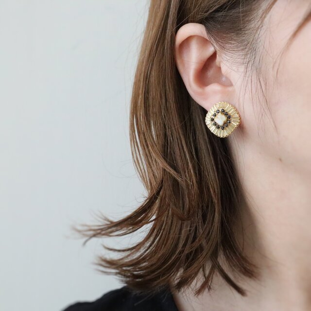 【1212】マーブルスクエアと鈴ビーズのピアス／イヤリング スクエアビーズ刺繍ピアス（ブラウンマーブル） | iichi 日々の暮らし