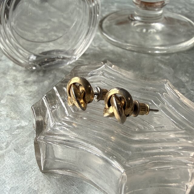 P791-ヴィンテージピアス U.S.A. 1980's Gold Tone KNOT | iichi 日々