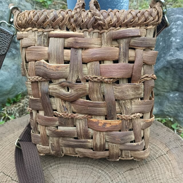 また値下げしました。新品未使用！ 山葡萄蔓の小さいショルダー 貴重な山葡萄の蔓で編んだショルダーバッグ(ポシェット)縦長 小/山珊瑚