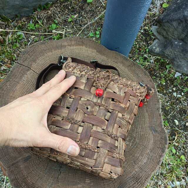 貴重な山葡萄の蔓で編んだショルダーバッグ(ポシェット)縦長 小/山珊瑚