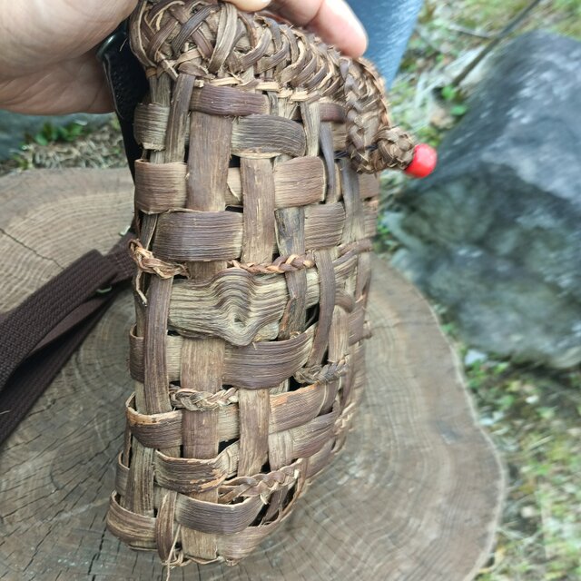 貴重な山葡萄の蔓で編んだショルダーバッグ(ポシェット)縦長 小/山珊瑚