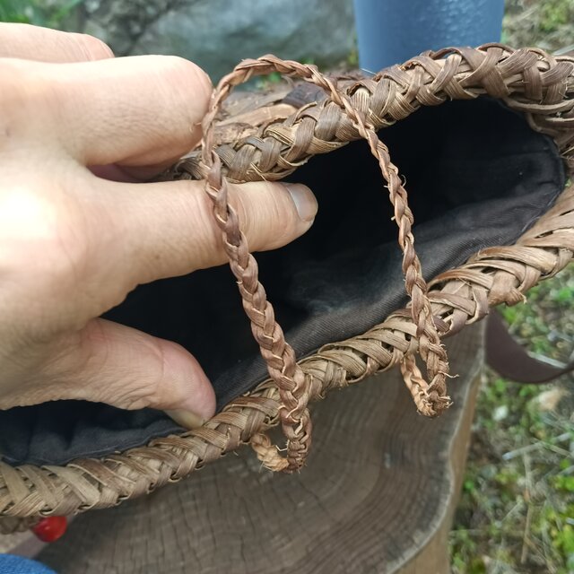 貴重な山葡萄の蔓で編んだショルダーバッグ(ポシェット)縦長 大/山珊瑚