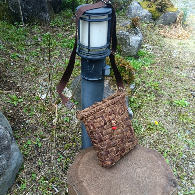 貴重な山葡萄の蔓で編んだショルダーバッグ(ポシェット)縦長 大/山珊瑚