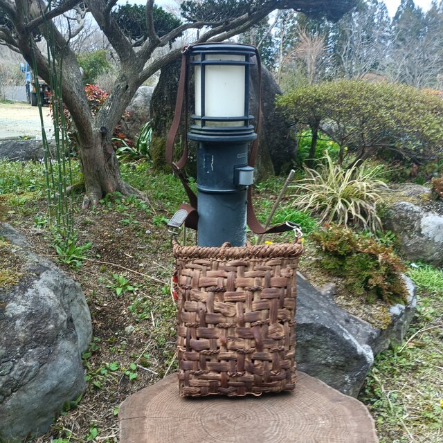 貴重な山葡萄の蔓で編んだショルダーバッグ(ポシェット)縦長 大/山珊瑚