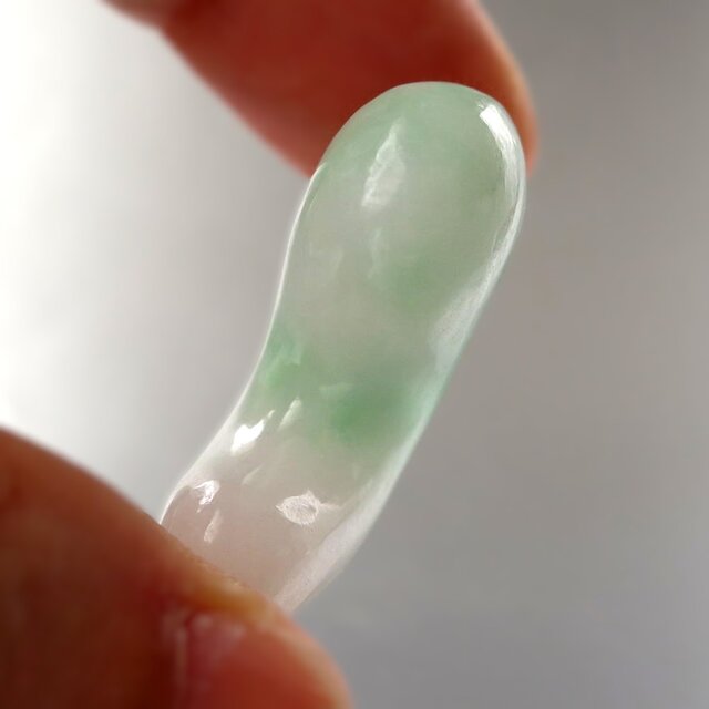 白翡翠（ヒスイ）勾玉 アイスジェード 桐箱入り｜糸魚川ひすい
