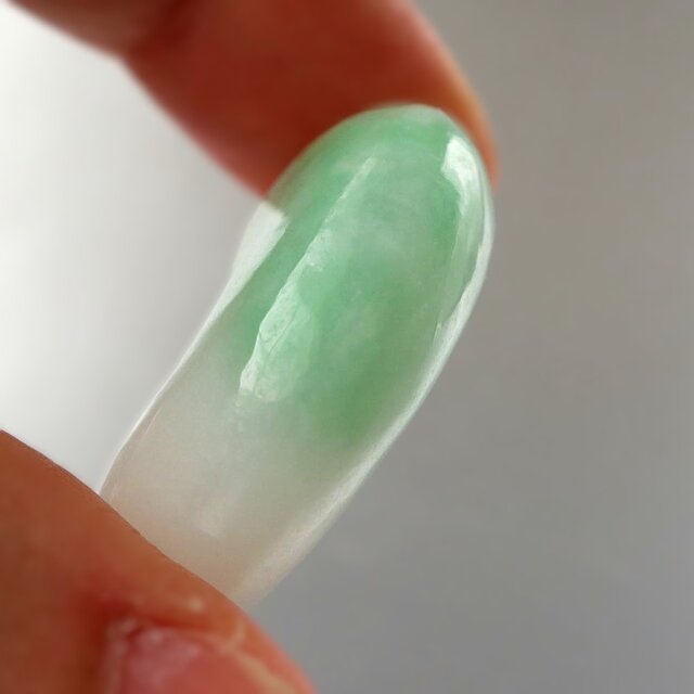 白翡翠（ヒスイ）勾玉 アイスジェード 桐箱入り｜糸魚川ひすい