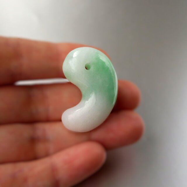 白翡翠（ヒスイ）勾玉 アイスジェード 桐箱入り｜糸魚川ひすい