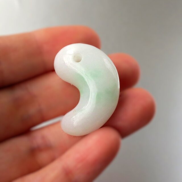 白翡翠（ヒスイ）勾玉 アイスジェード 桐箱入り｜糸魚川ひすい
