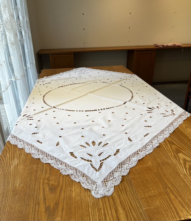 刺繍綿ローンテーブルクロス、ボビンレース縁 | iichi 日々の暮らしを