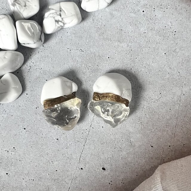 ハウライトと水晶の金継ぎピアス｜白と透明の天然石イヤリング | iichi
