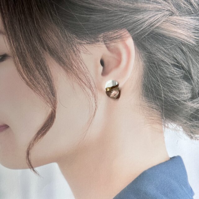 No.983 天然石ハウライトチャームピアスハンドメイドイヤリングピアス