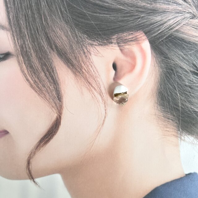 ハウライトと水晶の金継ぎピアス｜白と透明の天然石イヤリング | iichi