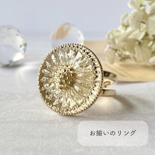 チェコガラスボタンピアス／イヤリング｜クリア｜ 光と透明感の花