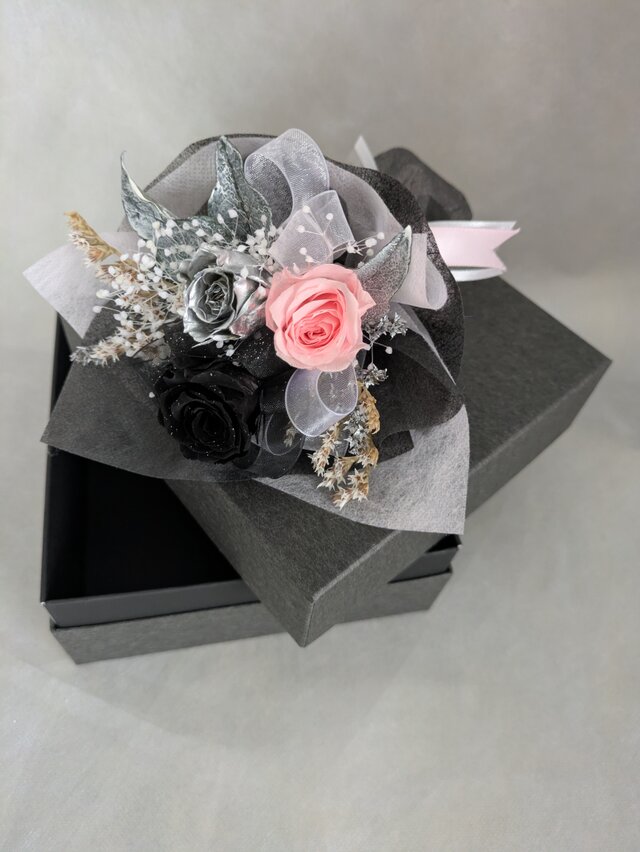 プリザーブドフラワー／花束ボックス／3色のミニ薔薇と小花のミニ花束