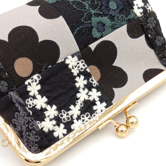北欧風花柄と刺繍 パッチワークの大きめがま口ポーチ 15.5cm口金 