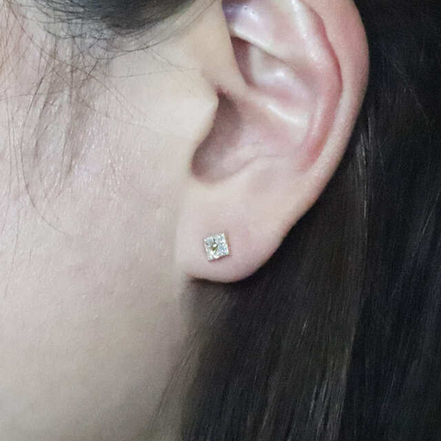 K18 0.30ct スクエアダイヤモンドピアス 四角 18金 華やか イエロー