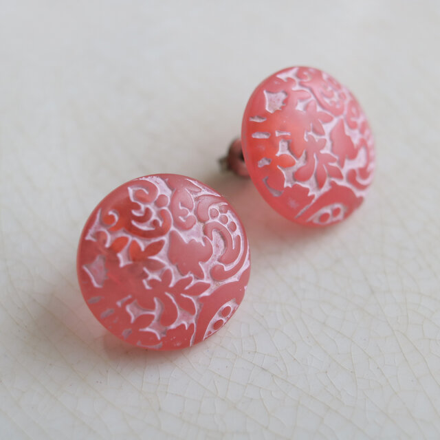 ビンテージボタンピアス 花の色ピアス『アカ』 | iichi 日々の暮らしを