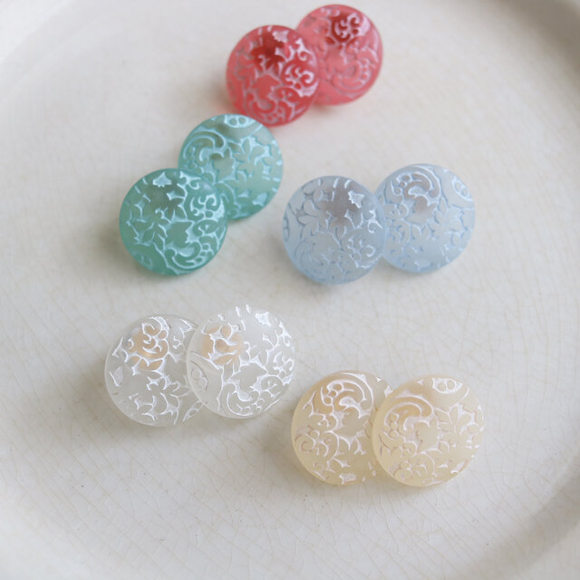 ビンテージボタンピアス 花の色ピアス『アカ』 | iichi 日々の暮らしを