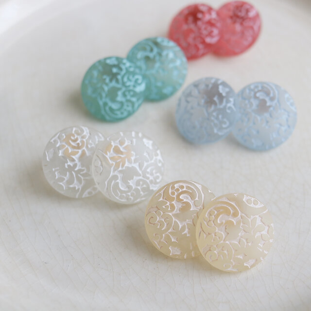 ヴィンテージ系ボタンの花びらチャームピアス／イヤリング ビンテージボタンピアス 花の色ピアス『アカ』 | iichi 日々の暮らしを