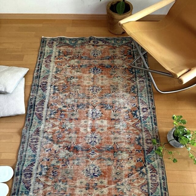 97×206 テラコッタ×ブルー　擦れボタニカル　トルコヴィンテージラグ 97×206 テラコッタ×ブルー 擦れボタニカル トルコヴィンテージラグ