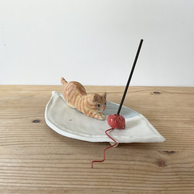 昭和レトロな小物入れ 猫と毛糸玉 陶器の茶トラのお香立て(毛糸玉 | iichi 日々の暮らしを心地よくする