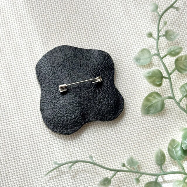 お花をギュッと詰め込んだ、ぷっくり刺繍ブローチ | iichi 日々の