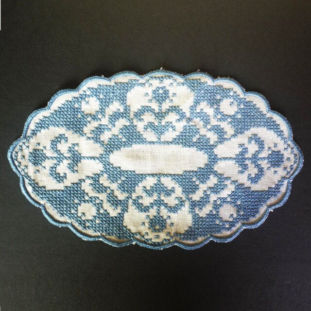 一色刺繍 楕円ドイリー2枚 クロスステッチ ドイツ | iichi 日々の