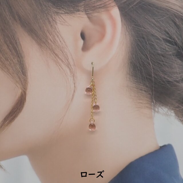 6色から選べる》しずくビーズピアス／イヤリング【クリアカラー・3粒