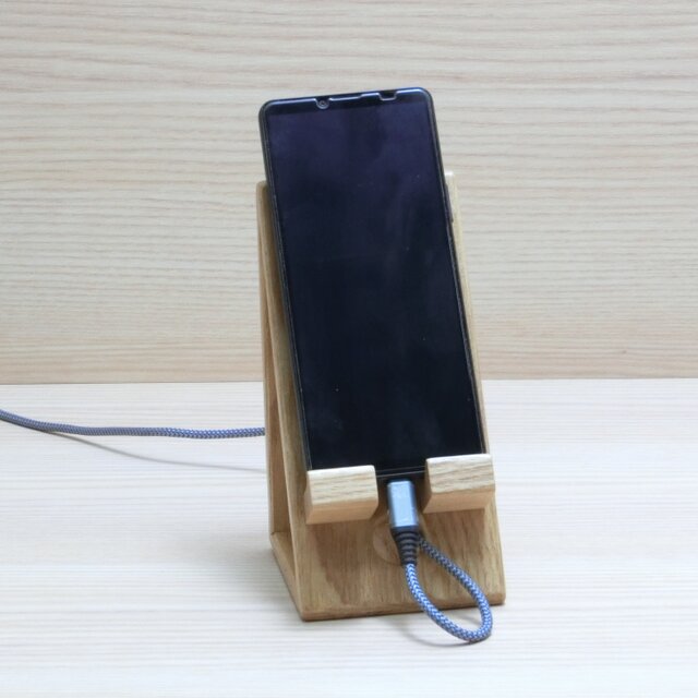 スマホスタンド（天然木タモ材、縦横置き・充電対応） | iichi 日々の