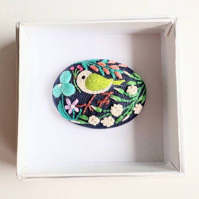 オーダー用　刺繍　ブローチ　ハンドメイド ことりと草花の刺繍ブローチ(botanical）#485 | iichi 日々の暮らしを