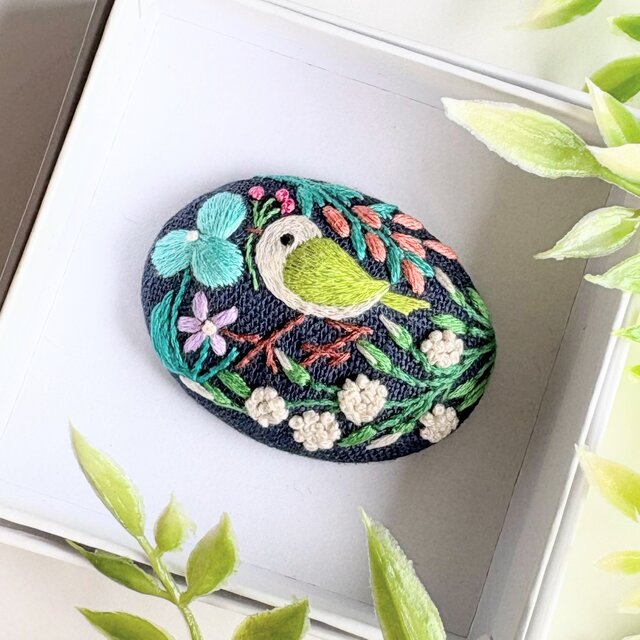 ことりと草花の刺繍ブローチ(botanical）#485 | iichi 日々の暮らしを