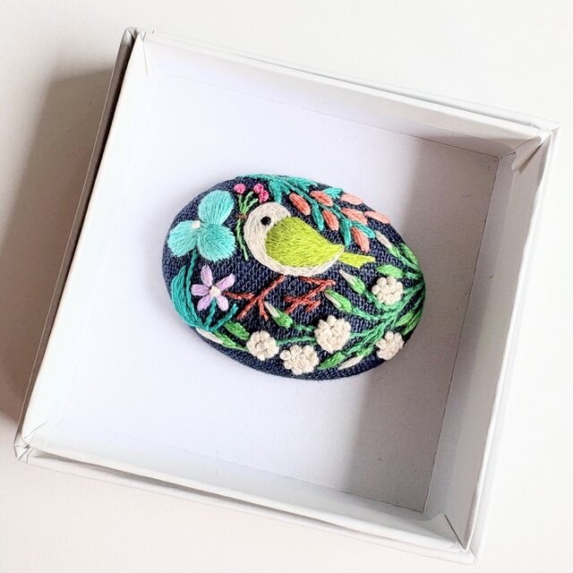 ことりと草花の刺繍ブローチ(botanical）#485 | iichi 日々の暮らしを