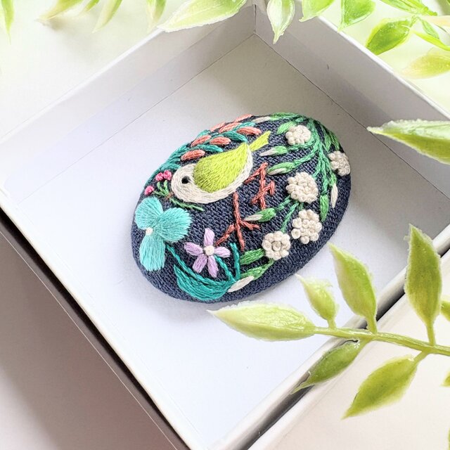 ことりと草花の刺繍ブローチ(botanical）#485 | iichi 日々の暮らしを