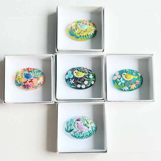 ことりと草花の刺繍ブローチ(botanical）#485 | iichi 日々の暮らしを
