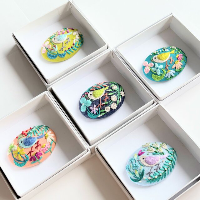 ことりと草花の刺繍ブローチ(botanical）#485 | iichi 日々の暮らしを