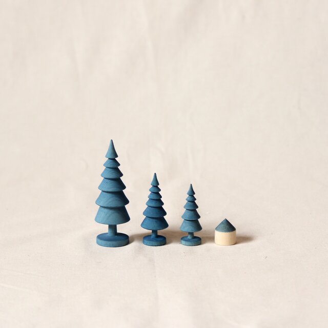 森の小さな木の置物の藍染 | iichi 日々の暮らしを心地よくする