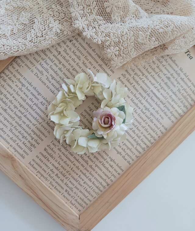 染め布花＊アナベルとミニ薔薇のリースブローチ | iichi 日々の暮らし