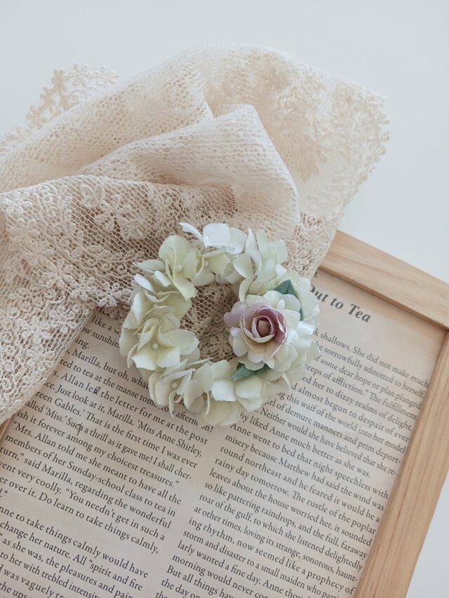 【染め布花】　シックな色合いのリース　ハンドメイド 染め布花＊アナベルとミニ薔薇のリースブローチ | iichi 日々の暮らし