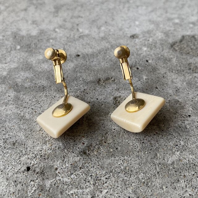 Vintage 70s-80s retro offwhite dia shape earrings | iichi 日々の