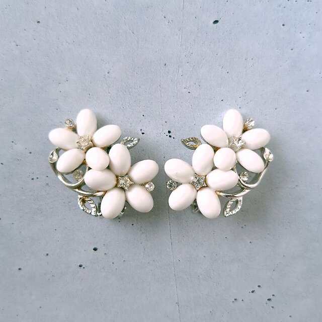 LISNER》 white plastic flower clear rhinestone リスナー