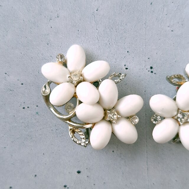 LISNER》 white plastic flower clear rhinestone リスナー