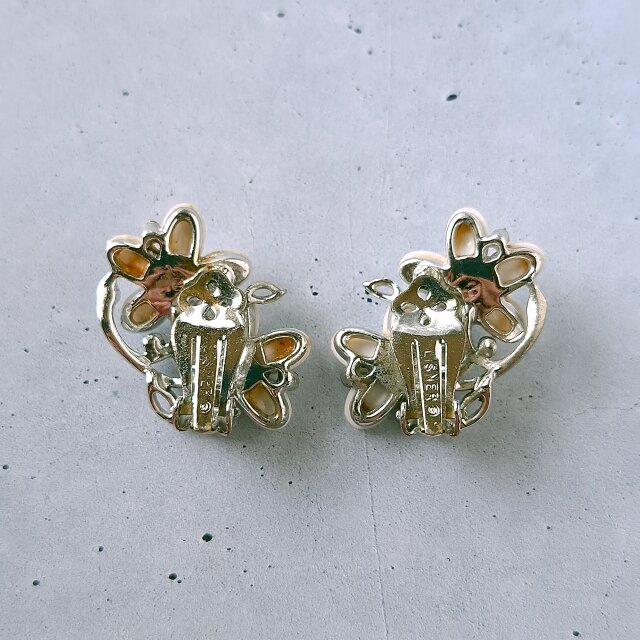 LISNER》 white plastic flower clear rhinestone リスナー