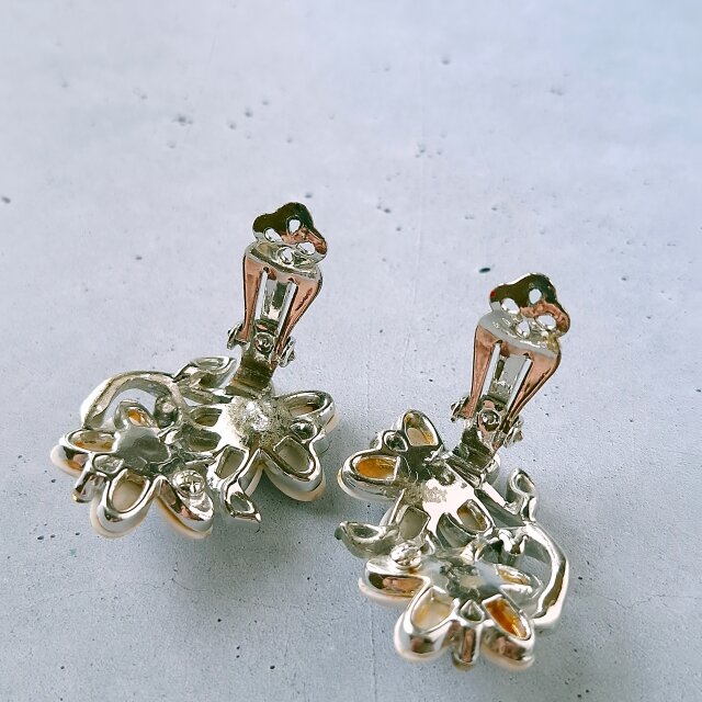 LISNER》 white plastic flower clear rhinestone リスナー
